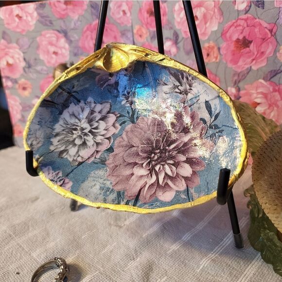 DECOUPAGE CLAM SHELL DECOUPAGE FLOWERS TRINKET DISH - Picture 3 of 7
